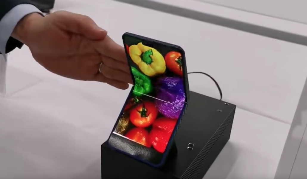 Nach Samsung und Huawei geht nun auch Sharp mit einem klappbaren Smartphone in die Offensive. Das Unternehmen plant aber einen auf den ersten Blick kuriosen Weg: Ein Video mit einem frühen Prototyp zeigt, dass das Gerät vertikal klappbar ist.