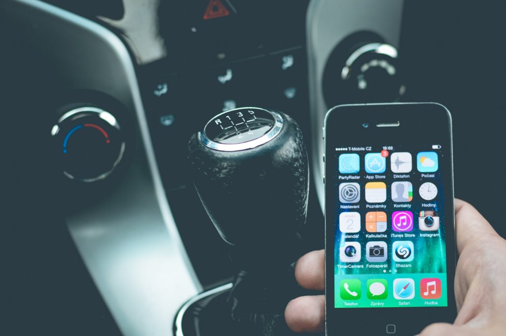 Einer Studie von Zendrive zufolge ist das Problem unaufmerksamer Autofahrer hauptsächlich durch Smartphone-User verursacht, die von ihrem Gerät abhängig sind. Genauer setzt die Studie Telefonabhängige unverblümt mit betrunkenen Fahrern gleich.
