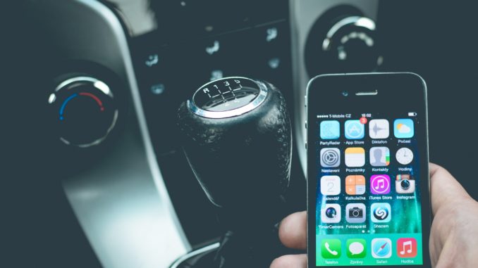 Einer Studie von Zendrive zufolge ist das Problem unaufmerksamer Autofahrer hauptsächlich durch Smartphone-User verursacht, die von ihrem Gerät abhängig sind. Genauer setzt die Studie Telefonabhängige unverblümt mit betrunkenen Fahrern gleich.