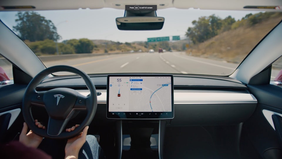 Neues Tesla Autopilot Update: Autos können selbstständig Spuren wechseln.
