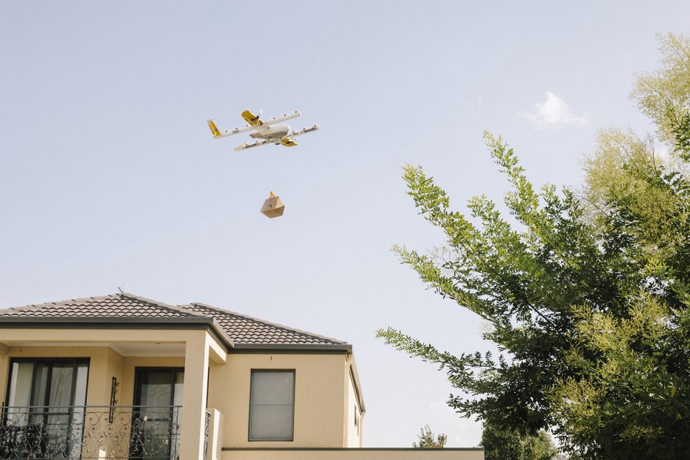 Die Muttergesellschaft, Alphabet, beginnt nach jahrelangen Tests in Canberra nun seinen Air Delivery Service. Wing, so der Name der Drohne, beginnt mit der Auslieferung der Waren an Kunden in der Region, welche ihre Waren über eine App geordert haben.